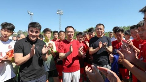 许家印与巴西球员：一张张合影背后，是恒大足球从亚洲之巅到分崩离析的15年
