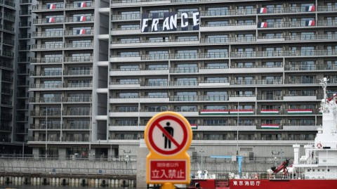 东京奥运村正式开村：疫情下的无仪式启航，硬纸板床与防疫细节首度公开
