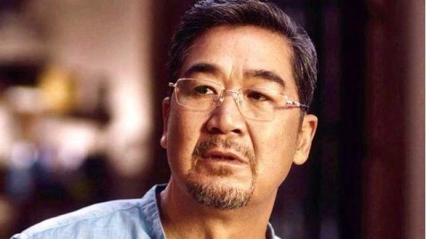 “南北大王”之争裁判硬抢戏！拜仁教练组通道围堵主裁，凯恩怒喷：我见过最烂的哨子