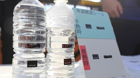 东京防疫大预演：千名“观众”实测测温贴与社交距离，为迟到的奥运保驾护航