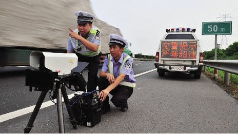因在伦敦超速驾驶，格拉斯纳被罚禁止驾驶6个月+罚款